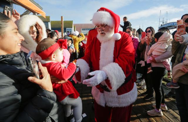 (251208) -- RICHMOND, Dec. 8, 2025 (Xinhua) -- A man dressed as Santa Claus interacts with a baby at Fisherman's Wharf in Steveston Village, Richmond, British Columbia, Canada, Dec. 7, 2025.
  The Santa Claus's arrival event was held here on Sunday, marking the opening of local Christmas celebrations and drawing hundreds of residents to attend. (Photo by Liang Sen/Xinhua)