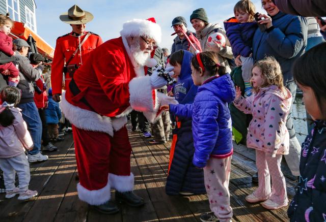 (251208) -- RICHMOND, Dec. 8, 2025 (Xinhua) -- A man dressed as Santa Claus interacts with a girl at Fisherman's Wharf in Steveston Village, Richmond, British Columbia, Canada, Dec. 7, 2025.
  The Santa Claus's arrival event was held here on Sunday, marking the opening of local Christmas celebrations and drawing hundreds of residents to attend. (Photo by Liang Sen/Xinhua)