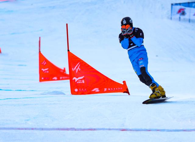 (251208) -- CHIFENG, Dec. 8, 2025 (Xinhua) -- Mirko Felicetti of Italy reacts during the big final of the men's parallel giant slalom at the FIS Snowboard Alpine World Cup at the Mylin Valley Ski Resort in Chifeng, north China's Inner Mongolia Autonomous Region, on Dec. 7, 2025. (Photo by Kang Wenkui/Xinhua)