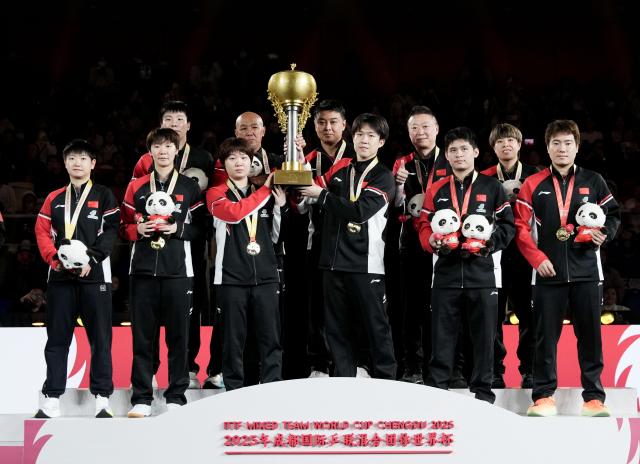 (251208) -- BEIJING, Dec. 8, 2025 (Xinhua) -- Gold medalists team China pose during the awarding ceremony at the ITTF Mixed Team World Cup 2025 in Chengdu, southwest China's Sichuan Province, Dec. 7, 2025. (Xinhua/Wang Ying)
