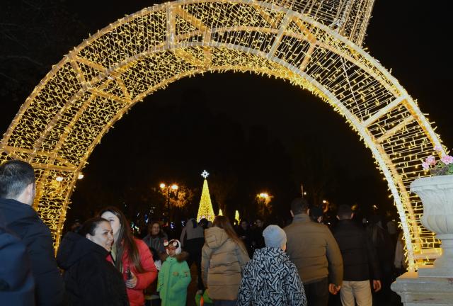 (251208) -- BAKU, Dec. 8, 2025 (Xinhua) -- People visit a New Year's market in Baku, Azerbaijan, Dec. 7, 2025.
  Baku is in festive mood as the New Year approaches. (Xinhua/Chen Junfeng)