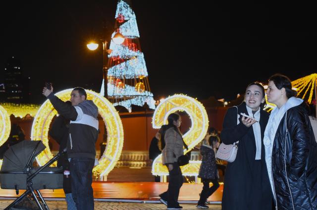 (251208) -- BAKU, Dec. 8, 2025 (Xinhua) -- People visit a New Year's market in Baku, Azerbaijan, Dec. 7, 2025.
  Baku is in festive mood as the New Year approaches. (Xinhua/Chen Junfeng)