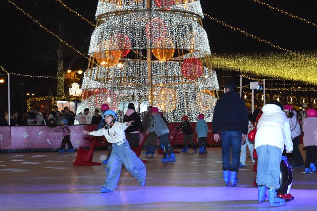 (251208) -- BAKU, Dec. 8, 2025 (Xinhua) -- People skate at an ice rink in Baku, Azerbaijan, Dec. 7, 2025.
  Baku is in festive mood as the New Year approaches. (Xinhua/Chen Junfeng)