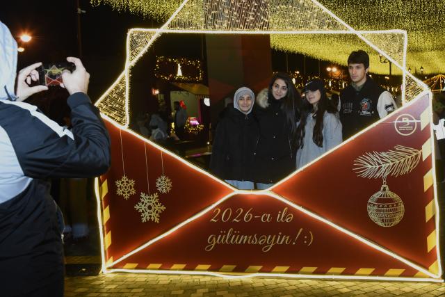 (251208) -- BAKU, Dec. 8, 2025 (Xinhua) -- People pose for photos at a New Year's market in Baku, Azerbaijan, Dec. 7, 2025.
  Baku is in festive mood as the New Year approaches. (Xinhua/Chen Junfeng)