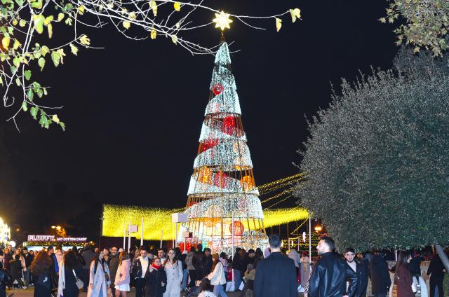 (251208) -- BAKU, Dec. 8, 2025 (Xinhua) -- People visit a New Year's market in Baku, Azerbaijan, Dec. 7, 2025.
  Baku is in festive mood as the New Year approaches. (Xinhua/Chen Junfeng)