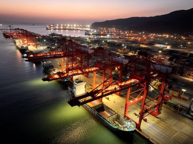 (251208) -- BEIJING, Dec. 8, 2025 (Xinhua) -- An aerial drone photo taken on Dec. 8, 2025 shows cargo ships at Lianyungang Port in Lianyungang, east China's Jiangsu Province.
  China's foreign trade in goods has sustained strong resilience with steady growth in the first 11 months of 2025 despite external headwinds, official data showed on Monday.
   China's total goods imports and exports in yuan-denominated terms rose to 41.21 trillion yuan (about 5.82 trillion U.S. dollars) in the first 11 months of 2025, up 3.6 percent year on year, according to the General Administration of Customs.
  In November alone, China's goods imports and exports edged up 4.1 percent year on year to 3.9 trillion yuan, the data showed. (Photo by Wang Chun/Xinhua)