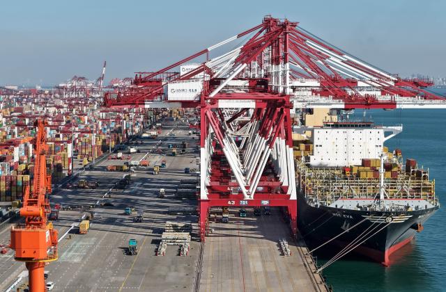 (251208) -- QINGDAO, Dec. 8, 2025 (Xinhua) -- A drone photo taken on Dec. 8, 2025 shows a view of a container terminal at Qingdao Port in Qingdao, east China's Shandong Province. The cargo throughput of Qingdao Port in 2025 surpassed 700 million tonnes on Monday, reaching this milestone 15 days earlier compared to 2024.
   Qingdao Port has continuously expanded its international logistics network, with nearly 240 routes connecting over 700 ports in over 180 countries and regions worldwide. (Xinhua/Li Ziheng)