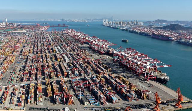 (251208) -- QINGDAO, Dec. 8, 2025 (Xinhua) -- An aerial drone photo taken on Dec. 8, 2025 shows a view of Qingdao Port in Qingdao, east China's Shandong Province. The cargo throughput of Qingdao Port in 2025 surpassed 700 million tonnes on Monday, reaching this milestone 15 days earlier compared to 2024.
   Qingdao Port has continuously expanded its international logistics network, with nearly 240 routes connecting over 700 ports in over 180 countries and regions worldwide. (Xinhua/Li Ziheng)