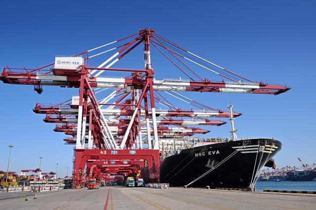 (251208) -- QINGDAO, Dec. 8, 2025 (Xinhua) -- This photo taken on Dec. 8, 2025 shows a cargo ship at a container terminal of Qingdao Port in Qingdao, east China's Shandong Province. The cargo throughput of Qingdao Port in 2025 surpassed 700 million tonnes on Monday, reaching this milestone 15 days earlier compared to 2024.
   Qingdao Port has continuously expanded its international logistics network, with nearly 240 routes connecting over 700 ports in over 180 countries and regions worldwide. (Xinhua/Li Ziheng)