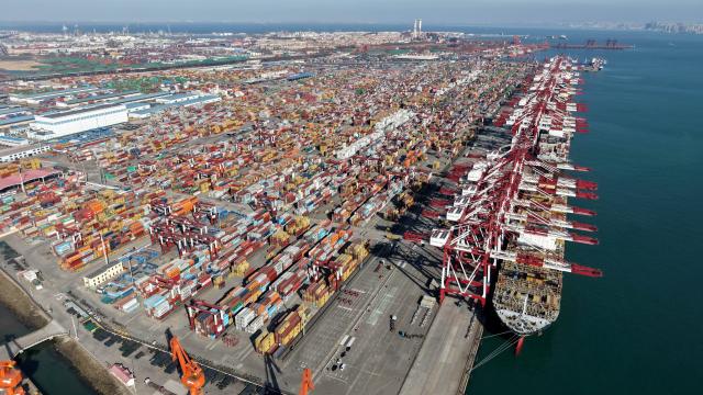 (251208) -- QINGDAO, Dec. 8, 2025 (Xinhua) -- An aerial drone photo taken on Dec. 8, 2025 shows a view of Qingdao Port in Qingdao, east China's Shandong Province. The cargo throughput of Qingdao Port in 2025 surpassed 700 million tonnes on Monday, reaching this milestone 15 days earlier compared to 2024.
   Qingdao Port has continuously expanded its international logistics network, with nearly 240 routes connecting over 700 ports in over 180 countries and regions worldwide. (Xinhua/Li Ziheng)