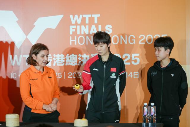 (251208) -- HONG KONG, Dec. 8, 2025 (Xinhua) -- Wang Manyu (C) of China attends the draw ceremony of the WTT Finals Hong Kong 2025 in Hong Kong, south China, Dec. 8, 2025. (Xinhua/Zhu Wei)