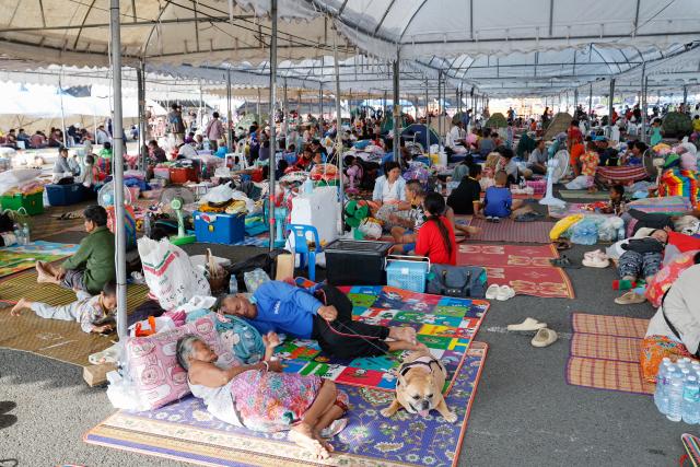 (251208) -- BURIRAM, Dec. 8, 2025 (Xinhua) -- Civilians gather in an evacuation center in Buriram province, Thailand on Dec. 8, 2025. As of 6:00 a.m. local time on Monday, approximately 70 percent of civilians in four provinces along the Thai-Cambodian border had already been evacuated, Thailand's Second Army Region said in a statement.
   According to the statement, 35,623 people were registered at temporary shelters, adding that those not in shelters were likely staying with relatives or were still in transit.
   It also confirmed one civilian death during the evacuation, attributing it to a pre-existing illness. (Xinhua)