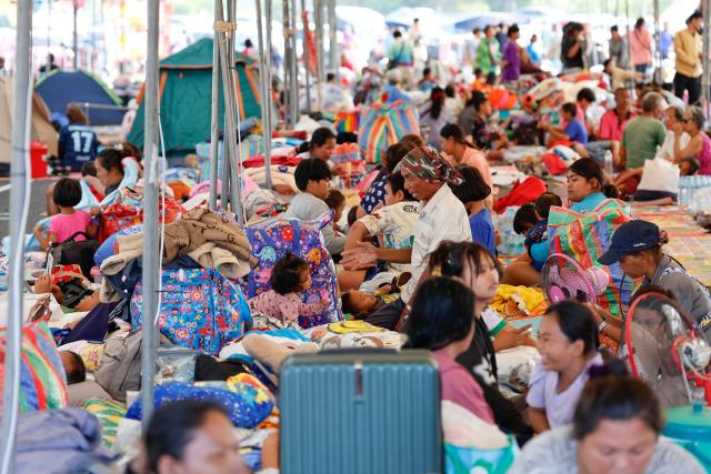 (251208) -- BURIRAM, Dec. 8, 2025 (Xinhua) -- Civilians gather in an evacuation center in Buriram province, Thailand on Dec. 8, 2025. As of 6:00 a.m. local time on Monday, approximately 70 percent of civilians in four provinces along the Thai-Cambodian border had already been evacuated, Thailand's Second Army Region said in a statement.
   According to the statement, 35,623 people were registered at temporary shelters, adding that those not in shelters were likely staying with relatives or were still in transit.
   It also confirmed one civilian death during the evacuation, attributing it to a pre-existing illness. (Xinhua)