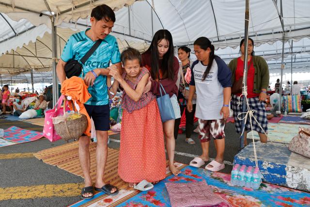 (251208) -- BURIRAM, Dec. 8, 2025 (Xinhua) -- Civilians gather in an evacuation center in Buriram province, Thailand on Dec. 8, 2025. As of 6:00 a.m. local time on Monday, approximately 70 percent of civilians in four provinces along the Thai-Cambodian border had already been evacuated, Thailand's Second Army Region said in a statement.
   According to the statement, 35,623 people were registered at temporary shelters, adding that those not in shelters were likely staying with relatives or were still in transit.
   It also confirmed one civilian death during the evacuation, attributing it to a pre-existing illness. (Xinhua)