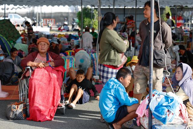 (251208) -- BURIRAM, Dec. 8, 2025 (Xinhua) -- Civilians gather in an evacuation center in Buriram province, Thailand on Dec. 8, 2025. As of 6:00 a.m. local time on Monday, approximately 70 percent of civilians in four provinces along the Thai-Cambodian border had already been evacuated, Thailand's Second Army Region said in a statement.
   According to the statement, 35,623 people were registered at temporary shelters, adding that those not in shelters were likely staying with relatives or were still in transit.
   It also confirmed one civilian death during the evacuation, attributing it to a pre-existing illness. (Xinhua)