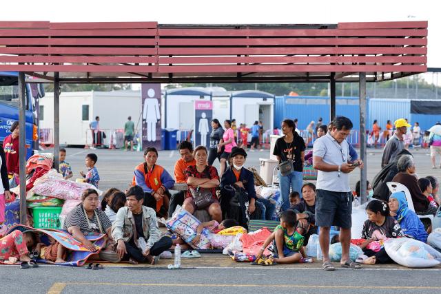 (251208) -- BURIRAM, Dec. 8, 2025 (Xinhua) -- Civilians gather in an evacuation center in Buriram province, Thailand on Dec. 8, 2025. As of 6:00 a.m. local time on Monday, approximately 70 percent of civilians in four provinces along the Thai-Cambodian border had already been evacuated, Thailand's Second Army Region said in a statement.
   According to the statement, 35,623 people were registered at temporary shelters, adding that those not in shelters were likely staying with relatives or were still in transit.
   It also confirmed one civilian death during the evacuation, attributing it to a pre-existing illness. (Xinhua)