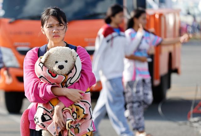 (251208) -- BURIRAM, Dec. 8, 2025 (Xinhua) -- A woman arrives at an evacuation center in Buriram province, Thailand on Dec. 8, 2025. As of 6:00 a.m. local time on Monday, approximately 70 percent of civilians in four provinces along the Thai-Cambodian border had already been evacuated, Thailand's Second Army Region said in a statement.
   According to the statement, 35,623 people were registered at temporary shelters, adding that those not in shelters were likely staying with relatives or were still in transit.
   It also confirmed one civilian death during the evacuation, attributing it to a pre-existing illness. (Xinhua)