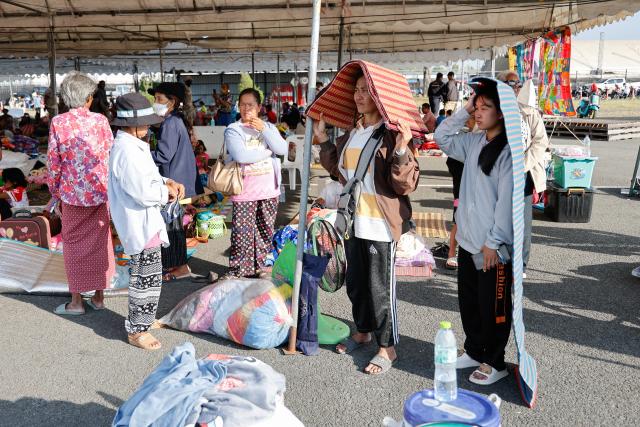 (251208) -- BURIRAM, Dec. 8, 2025 (Xinhua) -- Civilians gather in an evacuation center in Buriram province, Thailand on Dec. 8, 2025. As of 6:00 a.m. local time on Monday, approximately 70 percent of civilians in four provinces along the Thai-Cambodian border had already been evacuated, Thailand's Second Army Region said in a statement.
   According to the statement, 35,623 people were registered at temporary shelters, adding that those not in shelters were likely staying with relatives or were still in transit.
   It also confirmed one civilian death during the evacuation, attributing it to a pre-existing illness. (Xinhua)
