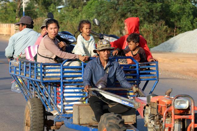 (251208) -- SIEM REAP, Dec. 8, 2025 (Xinhua) -- Cambodian civilians flee their homes near border with Thailand for a safe shelter in Siem Reap province, Cambodia on Dec. 8, 2025. Cambodian Information Minister Neth Pheaktra said on Monday that four Cambodian civilians have been killed in a Cambodia-Thailand border conflict and nine others were wounded, as tens of thousands of people have fled their homes near the border for safe shelters. (Agence Kampuchea Presse/Handout via Xinhua)