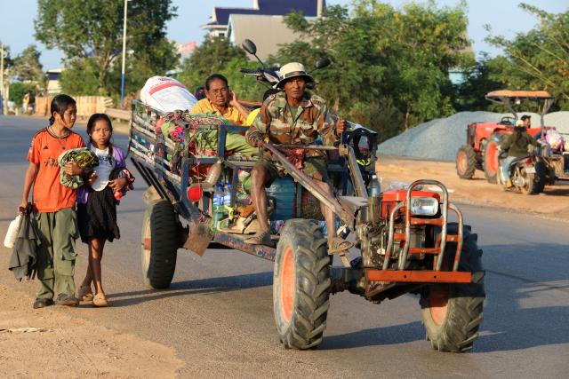 (251208) -- SIEM REAP, Dec. 8, 2025 (Xinhua) -- Cambodian civilians flee their homes near border with Thailand for a safe shelter in Siem Reap province, Cambodia on Dec. 8, 2025. Cambodian Information Minister Neth Pheaktra said on Monday that four Cambodian civilians have been killed in a Cambodia-Thailand border conflict and nine others were wounded, as tens of thousands of people have fled their homes near the border for safe shelters. (Agence Kampuchea Presse/Handout via Xinhua)