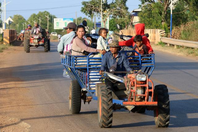 (251208) -- SIEM REAP, Dec. 8, 2025 (Xinhua) -- Cambodian civilians flee their homes near border with Thailand for a safe shelter in Siem Reap province, Cambodia on Dec. 8, 2025. Cambodian Information Minister Neth Pheaktra said on Monday that four Cambodian civilians have been killed in a Cambodia-Thailand border conflict and nine others were wounded, as tens of thousands of people have fled their homes near the border for safe shelters. (Agence Kampuchea Presse/Handout via Xinhua)