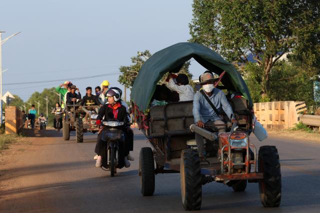 (251208) -- SIEM REAP, Dec. 8, 2025 (Xinhua) -- Cambodian civilians flee their homes near border with Thailand for a safe shelter in Siem Reap province, Cambodia on Dec. 8, 2025. Cambodian Information Minister Neth Pheaktra said on Monday that four Cambodian civilians have been killed in a Cambodia-Thailand border conflict and nine others were wounded, as tens of thousands of people have fled their homes near the border for safe shelters. (Agence Kampuchea Presse/Handout via Xinhua)