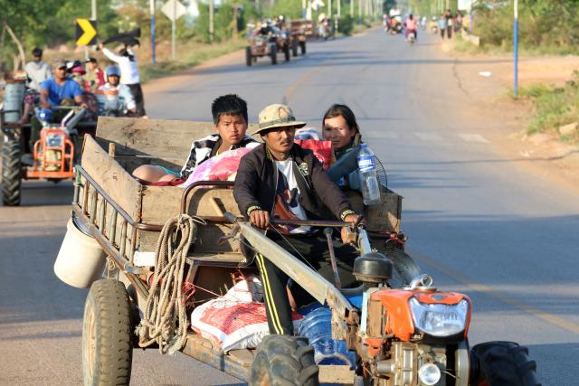 (251208) -- SIEM REAP, Dec. 8, 2025 (Xinhua) -- Cambodian civilians flee their homes near border with Thailand for a safe shelter in Siem Reap province, Cambodia on Dec. 8, 2025. Cambodian Information Minister Neth Pheaktra said on Monday that four Cambodian civilians have been killed in a Cambodia-Thailand border conflict and nine others were wounded, as tens of thousands of people have fled their homes near the border for safe shelters. (Agence Kampuchea Presse/Handout via Xinhua)