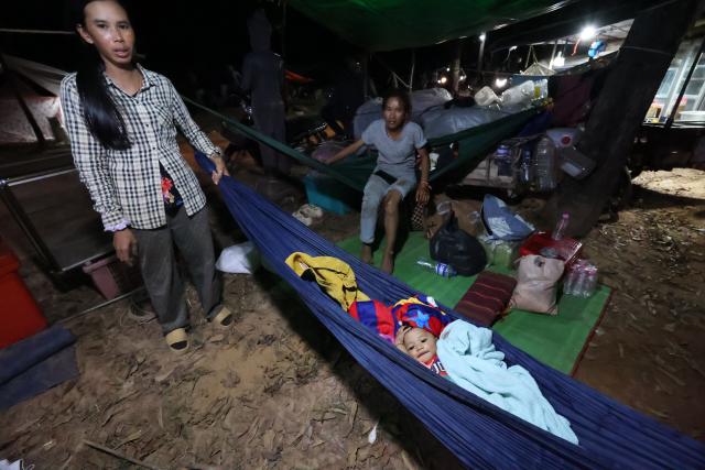 (251208) -- SIEM REAP, Dec. 8, 2025 (Xinhua) -- Cambodian evacuees stay at a shelter in Siem Reap province, Cambodia on Dec. 8, 2025. Cambodian Information Minister Neth Pheaktra said on Monday that four Cambodian civilians have been killed in a Cambodia-Thailand border conflict and nine others were wounded, as tens of thousands of people have fled their homes near the border for safe shelters. (Agence Kampuchea Presse/Handout via Xinhua)