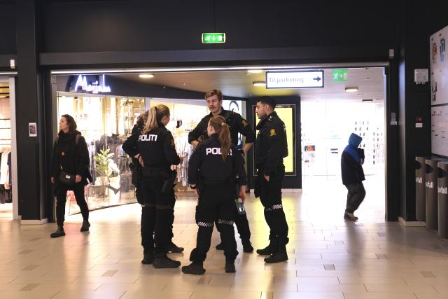 (251208) -- OSLO, Dec. 8, 2025 (Xinhua) -- Police officers work inside Storo Storsenter in Oslo, Norway, on Dec. 8, 2025. A 19-year-old man was arrested after firing a shot inside a shopping center in the Norwegian capital of Oslo on Monday morning, police confirmed. No injuries were reported in the incident.
   The shooting occurred at Storo Storsenter, one of Oslo's largest shopping malls. According to the police, the suspect entered the building and fired a single shot from a shotgun into the ceiling. (Photo by Chen Yaqin/Xinhua)