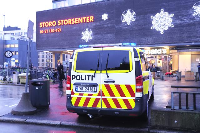 (251208) -- OSLO, Dec. 8, 2025 (Xinhua) -- A police vehicle is seen outside Storo Storsenter in Oslo, Norway, on Dec. 8, 2025. A 19-year-old man was arrested after firing a shot inside a shopping center in the Norwegian capital of Oslo on Monday morning, police confirmed. No injuries were reported in the incident.
   The shooting occurred at Storo Storsenter, one of Oslo's largest shopping malls. According to the police, the suspect entered the building and fired a single shot from a shotgun into the ceiling. (Photo by Chen Yaqin/Xinhua)