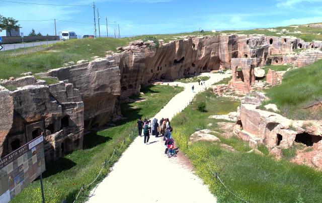 (251208) -- MARDIN, Dec. 8, 2025 (Xinhua) -- A drone photo taken on Dec. 7, 2025 shows tourists visiting the Dara archaeological site in Mardin province, Türkiye. TO GO WITH "Interview: Türkiye's historic province of Mardin seeks closer tourism, cultural ties with China, governor says" (Mustafa Kaya/Handout via Xinhua)