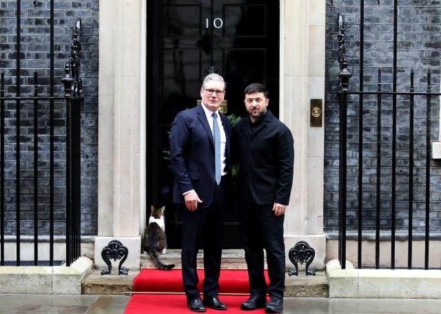 (251208) -- LONDON, Dec. 8, 2025 (Xinhua) -- British Prime Minister Keir Starmer (L) takes photo with Ukrainian President Volodymyr Zelensky prior to a meeting between the leaders of Britain, France, Germany and Ukraine at 10 Downing Street in London, Britain, Dec. 8, 2025. (Xinhua/Li Ying)