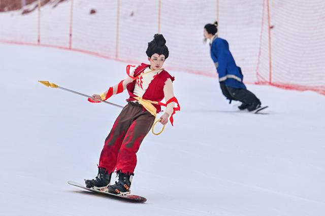 (251209) -- BEIJING, Dec. 9, 2025 (Xinhua) -- A performer dressed as Ne Zha, a character from Chinese mythology, skis at Qiangrengu ski resort in Wenchuan County, Aba Tibetan and Qiang Autonomous Prefecture, southwest China's Sichuan Province, Dec. 8, 2025.
  The 2025 Sichuan Winter Tourism Season kicked off here on Monday. Sichuan has launched four major tourism routes and more than 5,000 winter cultural and tourism activities to enrich visitors' winter travel experience. (Xinhua/Jiang Hongjing)