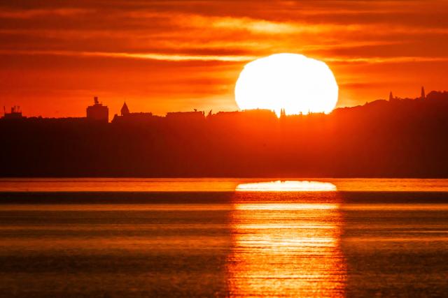 (251209) -- SPLIT, Dec. 9, 2025 (Xinhua) -- This photo taken on Dec. 9, 2025 shows a scenery of sunrise over the Adriatic Sea in Split, Croatia. (Zvonimir Barisin/PIXSELL via Xinhua)