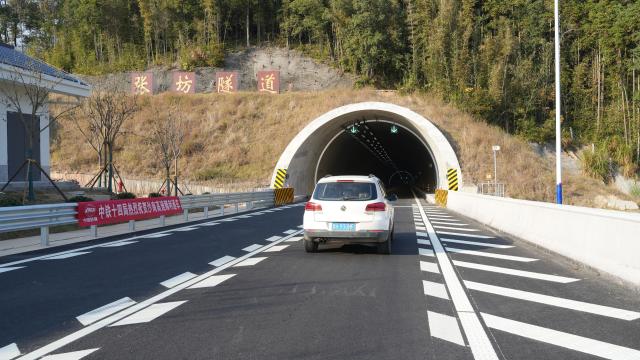 (251209) -- NANPING, Dec. 9, 2025 (Xinhua) -- This photo taken on Dec. 9, 2025 shows a tunnel of the Shaxian-Nanping Expressway in southeast China's Fujian Province. The Nanping section of Shaxian-Nanping Expressway was completed and opened to traffic on Tuesday, marking the full operation of the expressway.
   The Shaxian-Nanping Expressway connects Shaxian County of Sanming City and Nanping City in Fujian. Upon the expressway's opening to traffic, the travel time from Shaxian to Wuyishan Mountain in Nanping is shortened to about 1.5 hours. (Photo by Yin Ting/Xinhua)