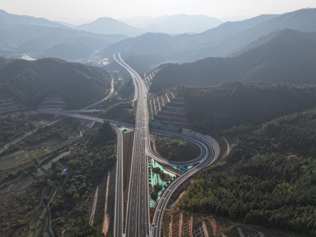 (251209) -- NANPING, Dec. 9, 2025 (Xinhua) -- An aerial drone photo taken on Dec. 9, 2025 shows an interchange of the Shaxian-Nanping Expressway in southeast China's Fujian Province. The Nanping section of Shaxian-Nanping Expressway was completed and opened to traffic on Tuesday, marking the full operation of the expressway.
   The Shaxian-Nanping Expressway connects Shaxian County of Sanming City and Nanping City in Fujian. Upon the expressway's opening to traffic, the travel time from Shaxian to Wuyishan Mountain in Nanping is shortened to about 1.5 hours. (Photo by Yin Ting/Xinhua)