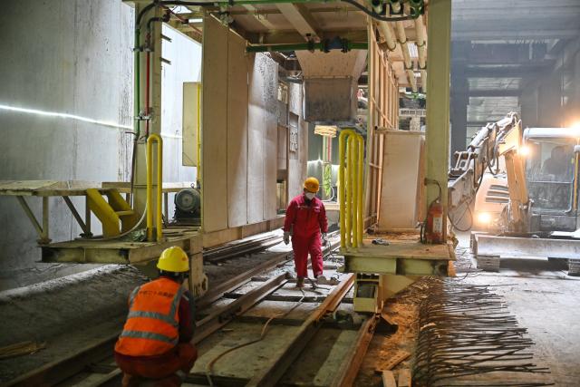 (251209) -- SHIJIAZHUANG, Dec. 9, 2025 (Xinhua) -- Workers are pictured at a construction site of Shijiazhuang Metro Line 5 in Shijiazhuang, north China's Hebei Province, Dec. 9, 2025. The construction of Shijiazhuang Metro Line 5 has achieved steady progress with several sections bored through in two directions. (Xinhua/Mu Yu)