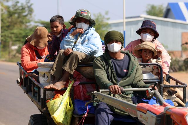 (251209) -- SIEM REAP, Dec. 9, 2025 (Xinhua) -- Cambodian villagers flee their homes near the Cambodia-Thailand border for a safe shelter in Siem Reap province, Cambodia, on Dec. 9, 2025. Cambodian Senate President Samdech Techo Hun Sen said on Tuesday that Cambodian soldiers have launched counterattacks against Thai soldiers after more than 24 hours of non-retaliation.
   Meanwhile, two more Thai soldiers were killed Tuesday in the border dispute, lifting the soldier death toll to three in the renewed conflict, according to the Thai army. (Agence Kampuchea Presse/Handout via Xinhua)