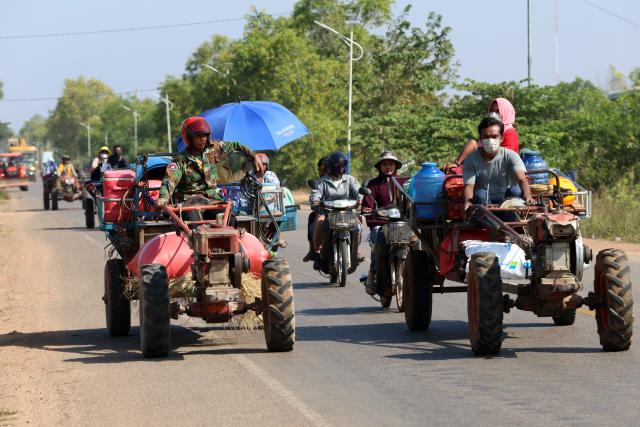 (251209) -- SIEM REAP, Dec. 9, 2025 (Xinhua) -- Cambodian villagers flee their homes near the Cambodia-Thailand border for a safe shelter in Siem Reap province, Cambodia, on Dec. 9, 2025. Cambodian Senate President Samdech Techo Hun Sen said on Tuesday that Cambodian soldiers have launched counterattacks against Thai soldiers after more than 24 hours of non-retaliation.
   Meanwhile, two more Thai soldiers were killed Tuesday in the border dispute, lifting the soldier death toll to three in the renewed conflict, according to the Thai army. (Agence Kampuchea Presse/Handout via Xinhua)