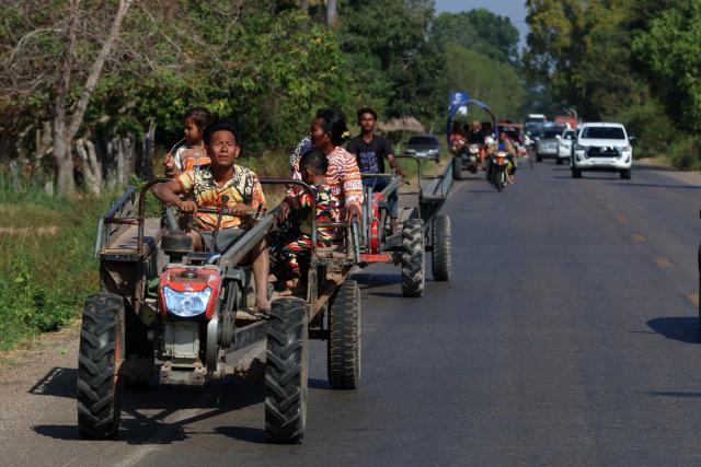 (251209) -- SIEM REAP, Dec. 9, 2025 (Xinhua) -- Cambodian villagers flee their homes near the Cambodia-Thailand border for a safe shelter in Siem Reap province, Cambodia, on Dec. 9, 2025. Cambodian Senate President Samdech Techo Hun Sen said on Tuesday that Cambodian soldiers have launched counterattacks against Thai soldiers after more than 24 hours of non-retaliation.
   Meanwhile, two more Thai soldiers were killed Tuesday in the border dispute, lifting the soldier death toll to three in the renewed conflict, according to the Thai army. (Agence Kampuchea Presse/Handout via Xinhua)