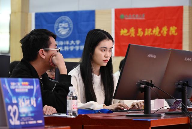 (251209) -- QINGDAO, Dec. 9, 2025 (Xinhua) -- Contestants take part in the National Exploration Geophysics Competition for College Students at China University of Petroleum in Qingdao, east China's Shandong Province, Dec. 9, 2025. The competition opened here on Dec. 7 and will last until Dec. 11, with 128 teams from 38 colleges competing in software development and application. (Xinhua/Li Ziheng)
