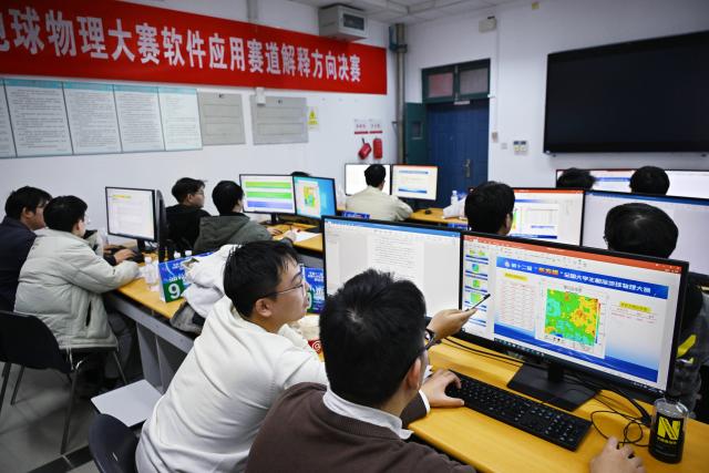 (251209) -- QINGDAO, Dec. 9, 2025 (Xinhua) -- Contestants take part in the National Exploration Geophysics Competition for College Students at China University of Petroleum in Qingdao, east China's Shandong Province, Dec. 9, 2025. The competition opened here on Dec. 7 and will last until Dec. 11, with 128 teams from 38 colleges competing in software development and application. (Xinhua/Li Ziheng)