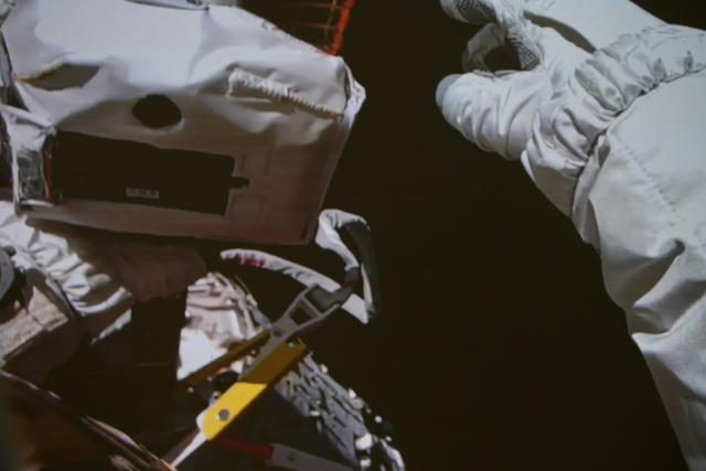 (251209) -- BEIJING, Dec. 9, 2025 (Xinhua) -- This screen image captured at Beijing Aerospace Control Center on Dec. 9, 2025 shows Shenzhou-21 astronaut Zhang Lu performing the inspection and photography of the Shenzhou-20 return capsule's viewport window outside China's orbiting space station. The Shenzhou-21 crew aboard China's orbiting space station completed their mission's first series of extravehicular activities on Tuesday, according to the China Manned Space Agency (CMSA).
   The astronaut trio -- Zhang Lu, Wu Fei and Zhang Hongzhang -- worked for approximately eight hours and completed their tasks at 6:45 p.m. (Beijing Time), assisted by the space station's robotic arm and a team on Earth. Wu Fei is the youngest Chinese astronaut to carry out an extravehicular mission to date. (Xinhua/Liu Yi)