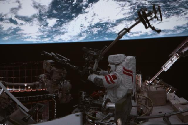 (251209) -- BEIJING, Dec. 9, 2025 (Xinhua) -- This screen image captured at Beijing Aerospace Control Center on Dec. 9, 2025 shows Shenzhou-21 astronaut Zhang Lu performing extravehicular activities outside China's orbiting space station. The Shenzhou-21 crew aboard China's orbiting space station completed their mission's first series of extravehicular activities on Tuesday, according to the China Manned Space Agency (CMSA).
   The astronaut trio -- Zhang Lu, Wu Fei and Zhang Hongzhang -- worked for approximately eight hours and completed their tasks at 6:45 p.m. (Beijing Time), assisted by the space station's robotic arm and a team on Earth. Wu Fei is the youngest Chinese astronaut to carry out an extravehicular mission to date. (Xinhua/Liu Yi)