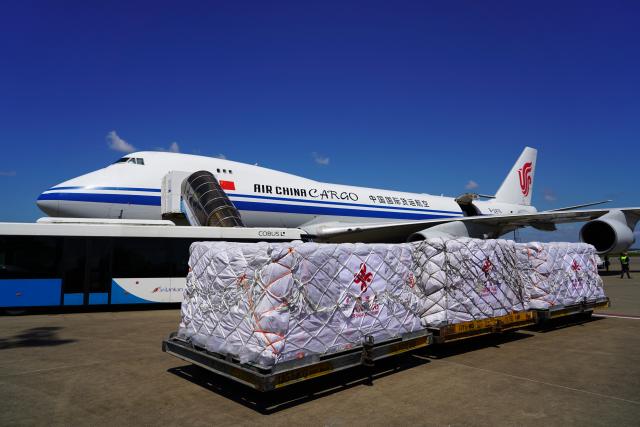 (251209) -- COLOMBO, Dec. 9, 2025 (Xinhua) -- This photo taken on Dec. 8, 2025 shows emergency humanitarian flood relief supplies provided by the Chinese government in Colombo, Sri Lanka. The emergency humanitarian flood relief supplies provided by the Chinese government arrived in Colombo on Monday morning and were handed over to the Sri Lankan side.
According to Sri Lanka's Disaster Management Center, the country recently suffered severe damage due to the extreme weather triggered by Cyclone Ditwah, which left more than 600 people dead, affected more than 2 million people, destroyed more than 4,000 houses and partially damaged more than 60,000 houses nationwide. (Xinhua/Xu Han)