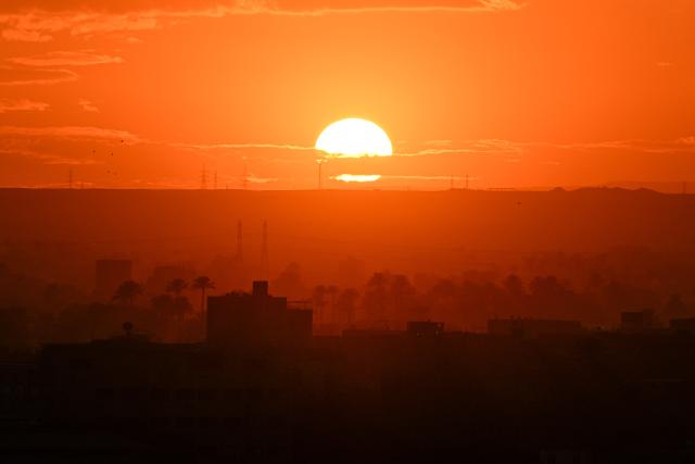 (251209) -- CAIRO, Dec. 9, 2025 (Xinhua) -- This photo taken on Dec. 9, 2025 shows a sunset view in Cairo, Egypt. (Xinhua/Xin Mengchen)