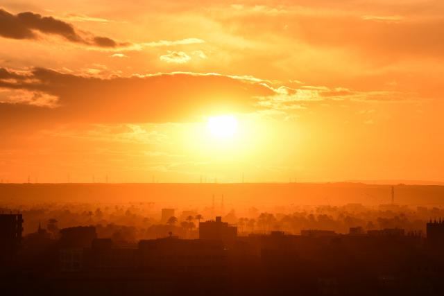 (251209) -- CAIRO, Dec. 9, 2025 (Xinhua) -- This photo taken on Dec. 9, 2025 shows a sunset view in Cairo, Egypt. (Xinhua/Xin Mengchen)