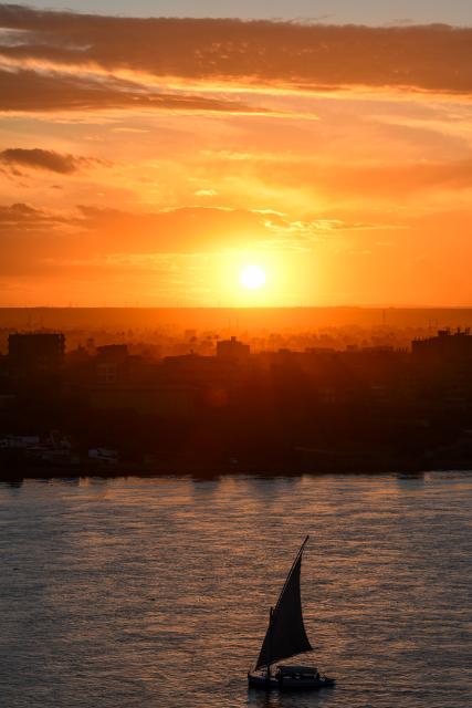 (251209) -- CAIRO, Dec. 9, 2025 (Xinhua) -- This photo taken on Dec. 9, 2025 shows a sunset view in Cairo, Egypt. (Xinhua/Xin Mengchen)