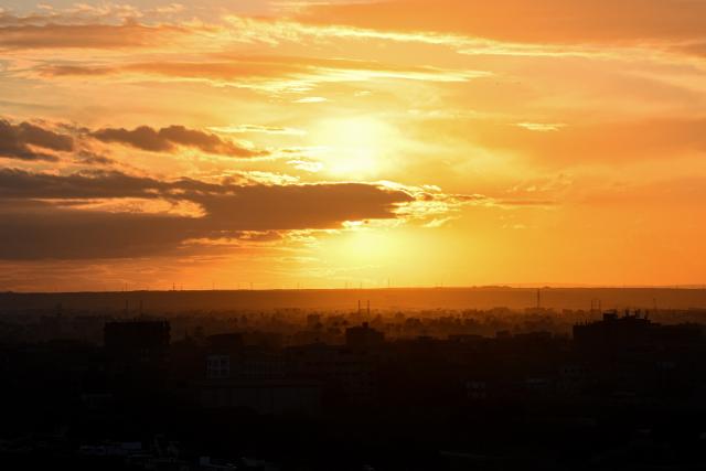 (251209) -- CAIRO, Dec. 9, 2025 (Xinhua) -- This photo taken on Dec. 9, 2025 shows a sunset view in Cairo, Egypt. (Xinhua/Xin Mengchen)
