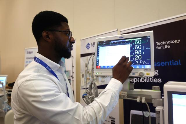 (251209) -- ACCRA, Dec. 9, 2025 (Xinhua) -- An exhibitor checks a patient monitoring machine at the World Health Expo Leaders Africa Summit in Accra, Ghana, on Dec. 9, 2025. TO GO WITH "Ghanaian president urges private sector to co-invest in Africa's health industrialization" (Photo by Seth/Xinhua)